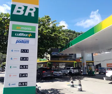 Acima de R$ 7? Veja o preço real da gasolina em Salvador após aumento - Imagem