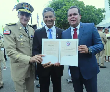 O advogado Vivaldo Amaral recebe título em celebração aos 201 anos da PMBA - Imagem