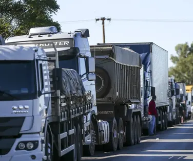 Alta dos combustíveis faz Lula agir para evitar greve dos caminhoneiros - Imagem