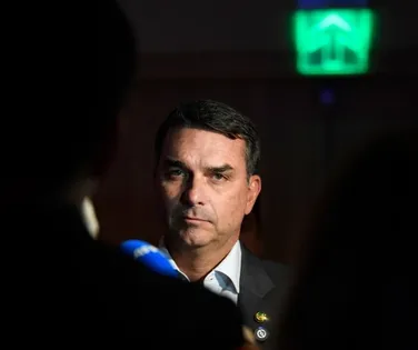 Disputa pelo Pix: Flávio Bolsonaro ataca governo Lula após relatório dos EUA - Imagem