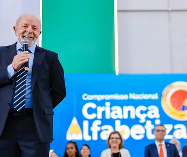 AtlasIntel: Lula lidera intenções de voto contra Flávio Bolsonaro no 1º turno - Imagem