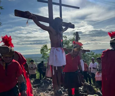 Atores amadores mantêm viva tradição da Paixão de Cristo em Barreiras - Imagem