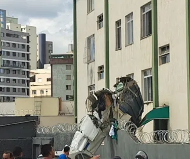 Avião de pequeno porte cai em prédio residencial em Belo Horizonte - Imagem