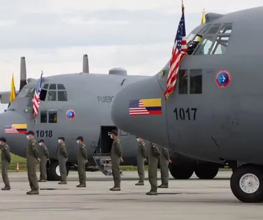 Avião militar com 125 pessoas cai durante decolagem na Colômbia - Imagem