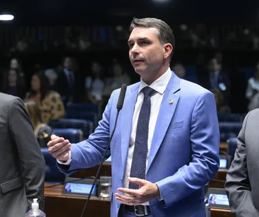 "Balas ou facas": Flávio vê paralelo em ataque contra Trump nos EUA - Imagem