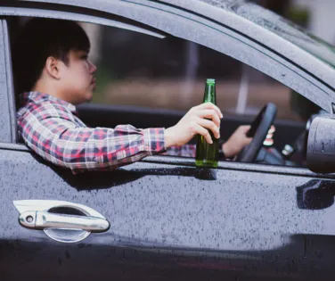 Beber e dirigir: motoristas flagrados podem perder CNH e pagar R$ 30 mil - Imagem