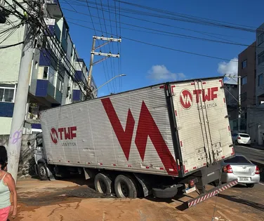 Caminhão cai em buraco, fica atravessado e trava trânsito em Amaralina - Imagem