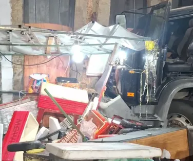 Caminhão perde controle, atinge patrimônios no Pelourinho e deixa um ferido - Imagem