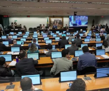 CCJ da Câmara aprova proposta parcial para acabar com escala 6x1 - Imagem