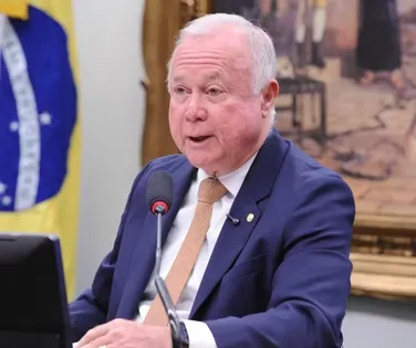 CCJ da Câmara vota fim da escala 6x1; veja o que pode mudar - Imagem