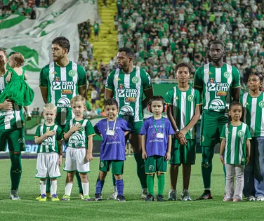 Chapecoense encara o Vitória sem técnico e mergulhada em crise - Imagem