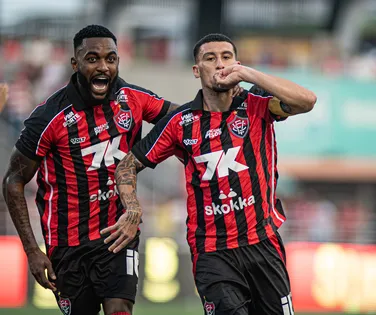 Com gols-relâmpago, Vitória retoma favoritismo e vence o CRB por 4 a 2 - Imagem