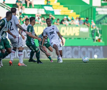 Com um a menos e gols no fim, Vitória busca empate com a Chapecoense - Imagem