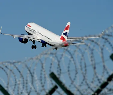 Companhia aérea proíbe gravar em voo e gera revolta: direito ou abuso? - Imagem