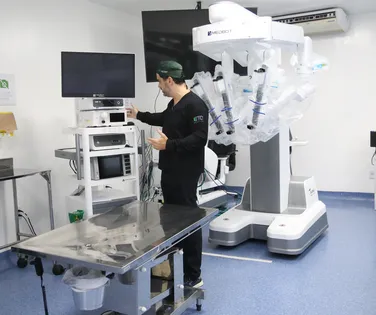 Cirurgia com robôs da China e 'vacina' anti-HIV: a saúde do futuro em Salvador - Imagem