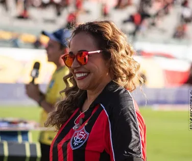 Daniela Mercury marca presença no Barradão e canta com torcida; veja vídeo - Imagem