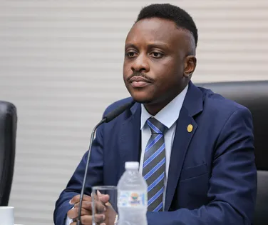 Deputado cristão de direita admite que induziu parceira ao aborto - Imagem