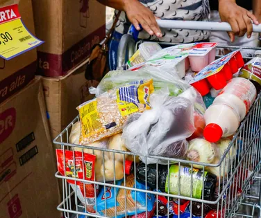 Dólar em queda: pão, gasolina e eletrônicos devem ter alívio nos preços - Imagem