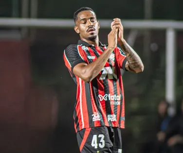 Zagueiro titular do Vitória pode perder temporada após lesão no BaVi - Imagem