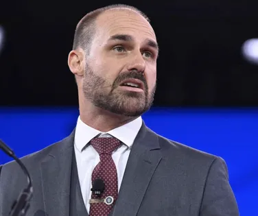 Eduardo Bolsonaro tem 15 dias para justificar abandono de cargo na PF - Imagem