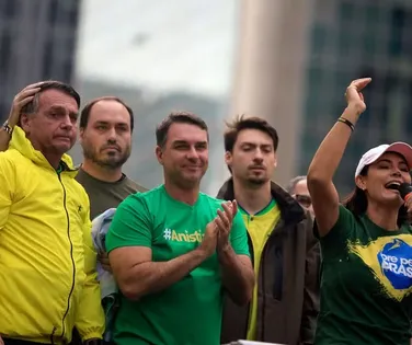 Eduardo Bolsonaro reage a racha da direita e cobra apoio a Michelle - Imagem