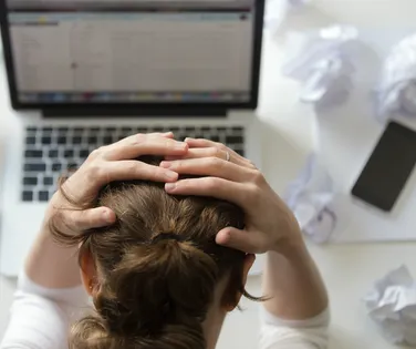 Empresas terão que monitorar saúde mental dos trabalhadores a partir de maio - Imagem