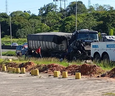Engavetamento com 13 veículos na BR-324 deixa feridos na Bahia - Imagem