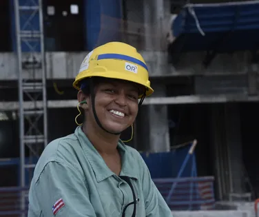 Entre tubos e coragem: a história da mulher que desafia o machismo nas obras - Imagem