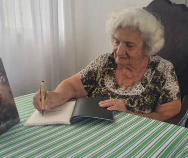 Escritora Zélia Valu lança novo livro de poesias em Salvador - Imagem