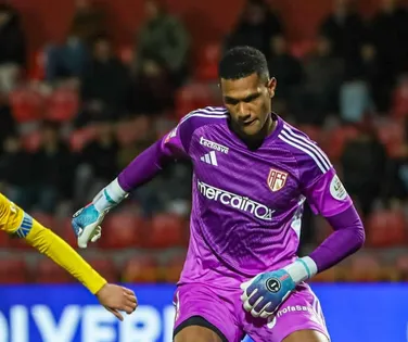 Ex-goleiro do Bahia erra feio na Europa e condena time ao rebaixamento - Imagem