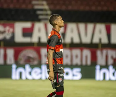 Ex-Vitória marca gol contra durante eliminação em torneio europeu - Imagem