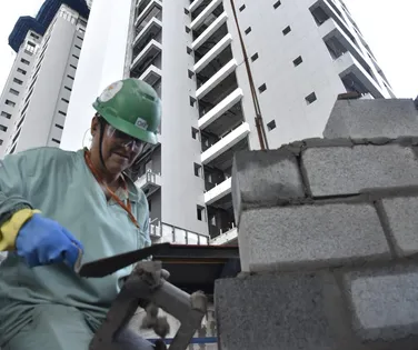 Fazendo história: mulher ajuda a construir o maior prédio da Bahia - Imagem