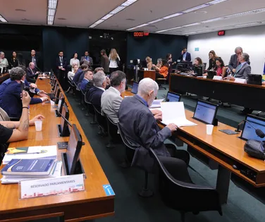 Fim da escala 6x1 é travada na CCJ após pedido da oposição - Imagem