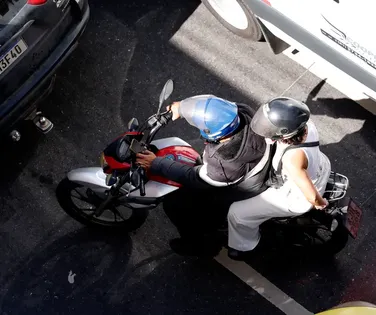 Nova regra proíbe garupa em motos e prevê multa de até R$ 2,1 mil - Imagem