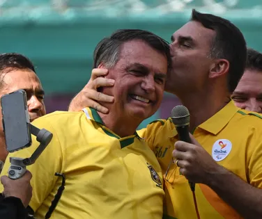 "Bolsonaro terá cargo no meu governo se ele quiser", diz Flávio - Imagem
