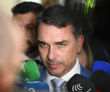 Flávio Bolsonaro detona Moraes após suspensão da Lei da Dosimetria - Imagem