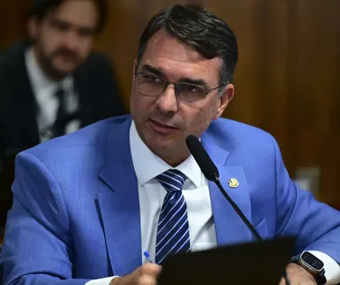 Flávio Bolsonaro isola Ratinho Júnior ao declarar apoio a adversário - Imagem