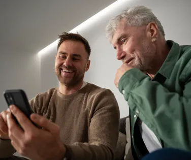 Geração Z abraça algoritmos, mas idosos resistem à automação - Imagem