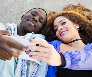 Geração Z conservadora? 31% dos jovens acreditam que esposa deve obedecer o marido - Imagem