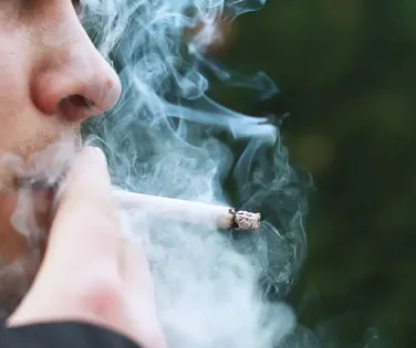 Governo aprova lei que impede venda de cigarro a nascidos após 2009 - Imagem