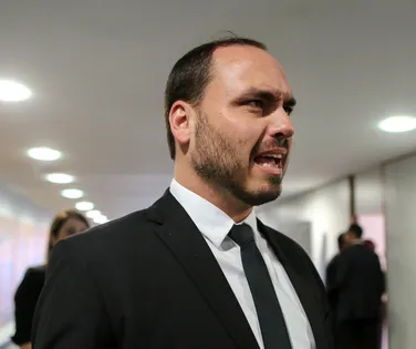Justiça obriga redes a excluir posts sobre filha de Carlos Bolsonaro - Imagem