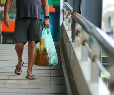 Lei das sacolas plásticas gratuitas continua suspensa em Salvador - Imagem