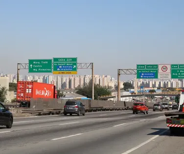 Lei quer obrigar carregadores de carros elétricos em rodovias do Brasil - Imagem