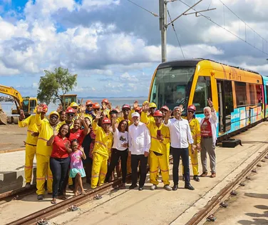 Lula e Jerônimo vistoriam obras do VLT de Salvador e autorizam expansão do modal - Imagem