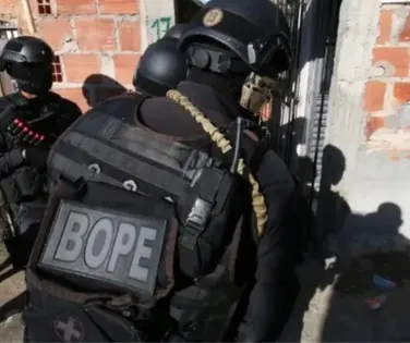 Mãe e filho cadeirante são feitos reféns por homem armado no Nordeste de Amaralina - Imagem