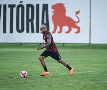 Marinho sente dores e é substituído no primeiro tempo - Imagem