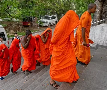 Monges budistas são presos com 110 kg de drogas em aeroporto - Imagem