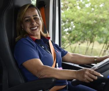 Mulher faz história ao ser a primeira a dirigir carreta elétrica da BYD no Brasil - Imagem