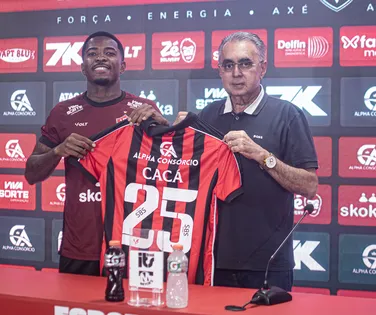 Nascido em família de zagueiros, Cacá explica escolha pelo Vitória - Imagem