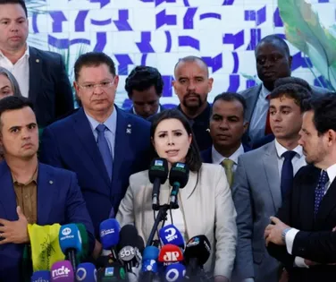 Oposição anuncia pedidos de impeachment contra 16 ministros - Imagem